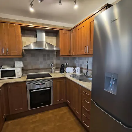 & Peaceful Garden - 1 Bed With Swimming Pool