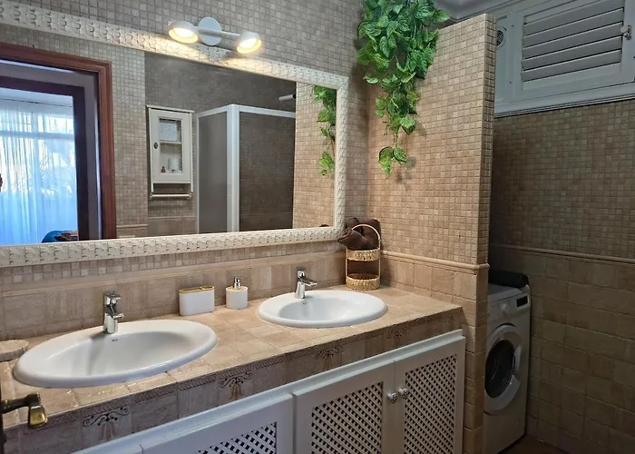 & Peaceful Garden - 1 Bed With Swimming Pool